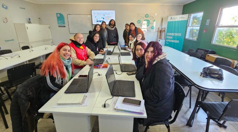 Pasantes de bibliotecología en la Biblioteca Municipal Cadícamo